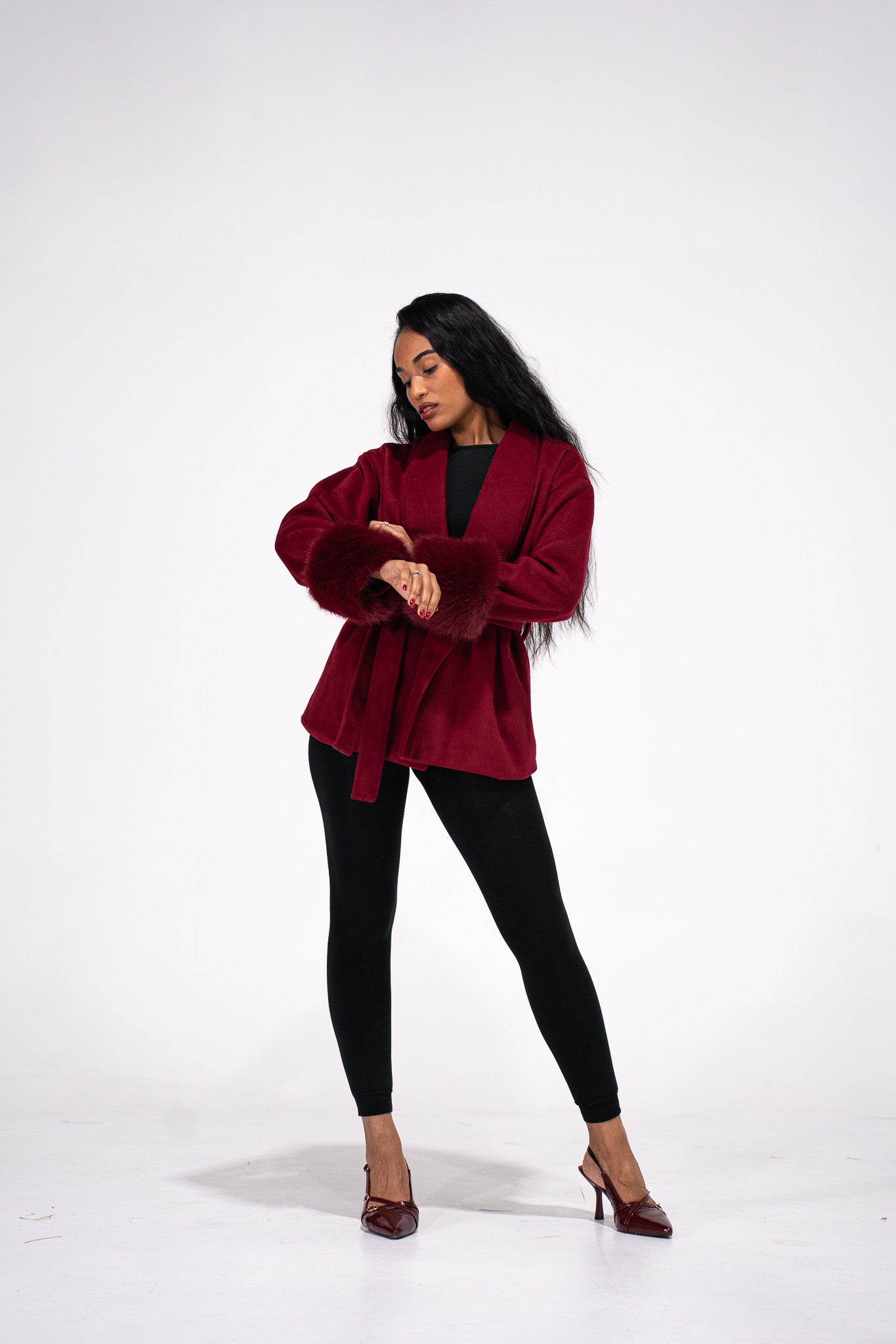 Cardigan Élégant à Manches Fourrure Bordeaux – Style Chic & Confort Absolu