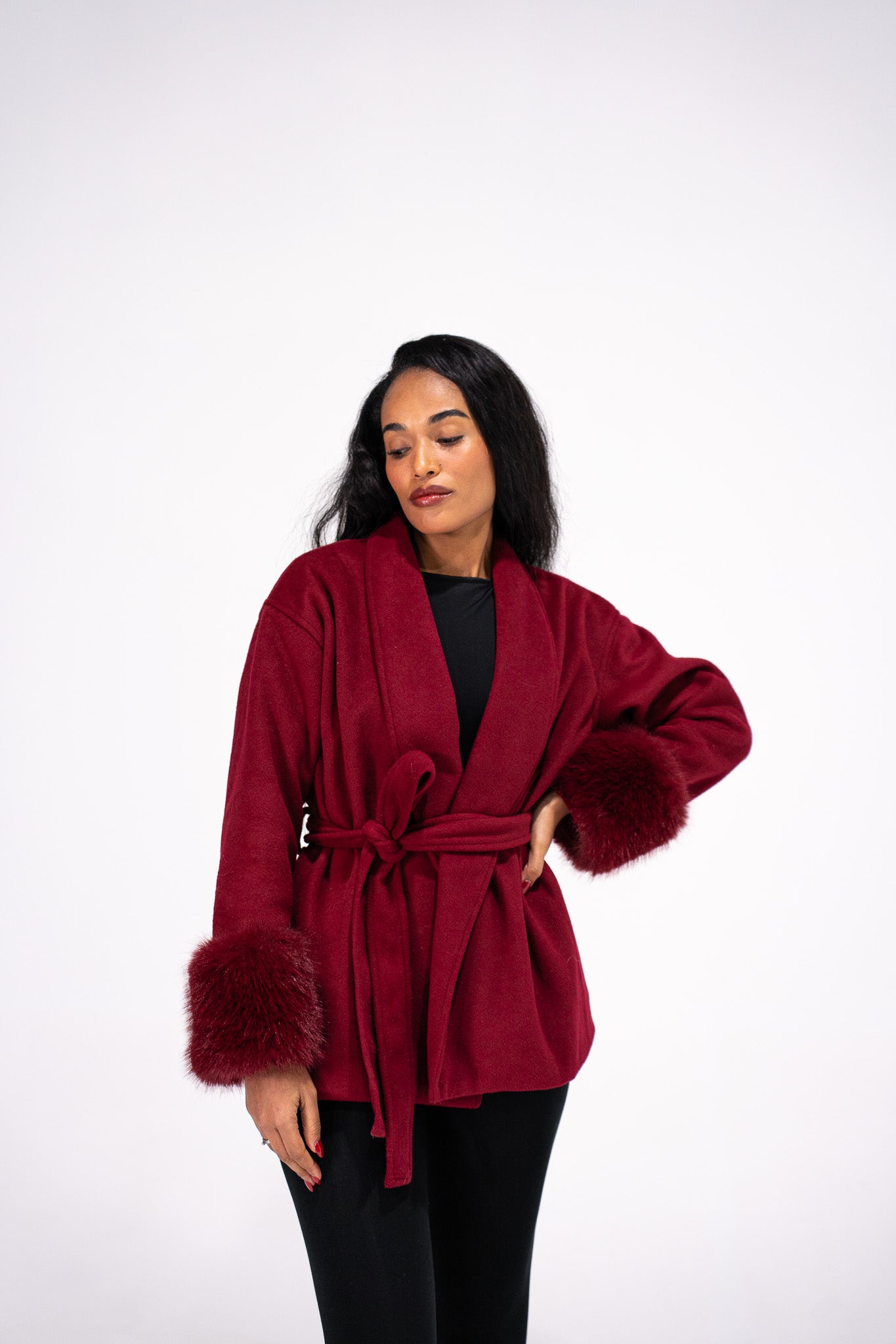 Cardigan Élégant à Manches Fourrure Bordeaux – Style Chic & Confort Absolu