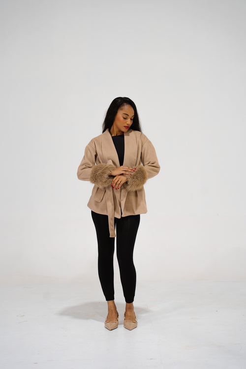Cardigan Élégant à Manches Fourrure Beige – Style Chic & Confort Absolu