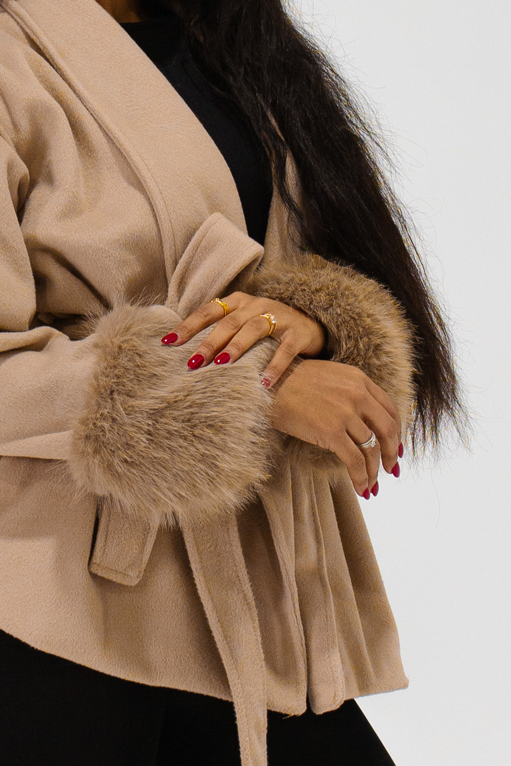 Cardigan Élégant à Manches Fourrure Beige – Style Chic & Confort Absolu