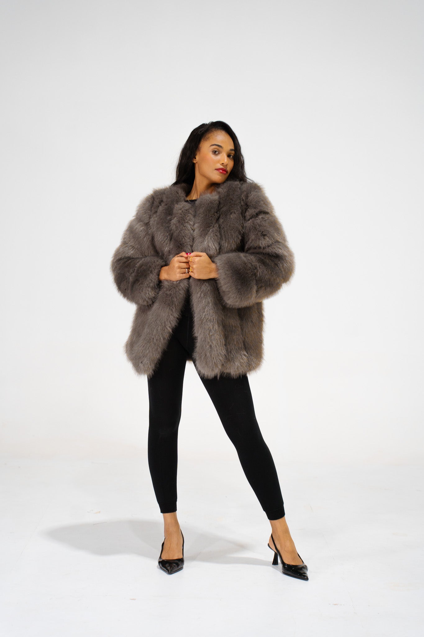 Veste Fausse Fourrure Gris – Élégance Intemporelle & Douceur Absolue