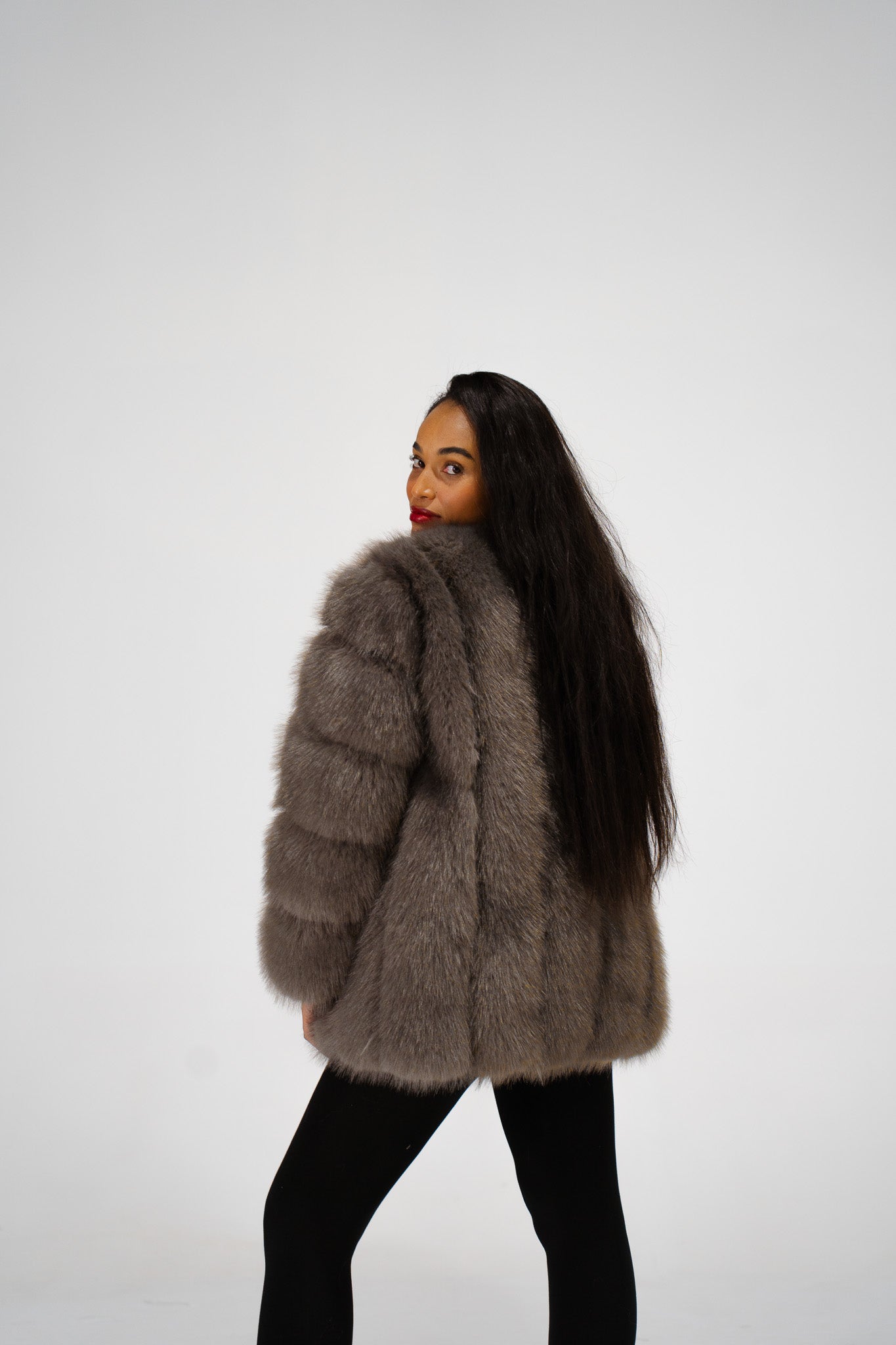 Veste Fausse Fourrure Gris – Élégance Intemporelle & Douceur Absolue