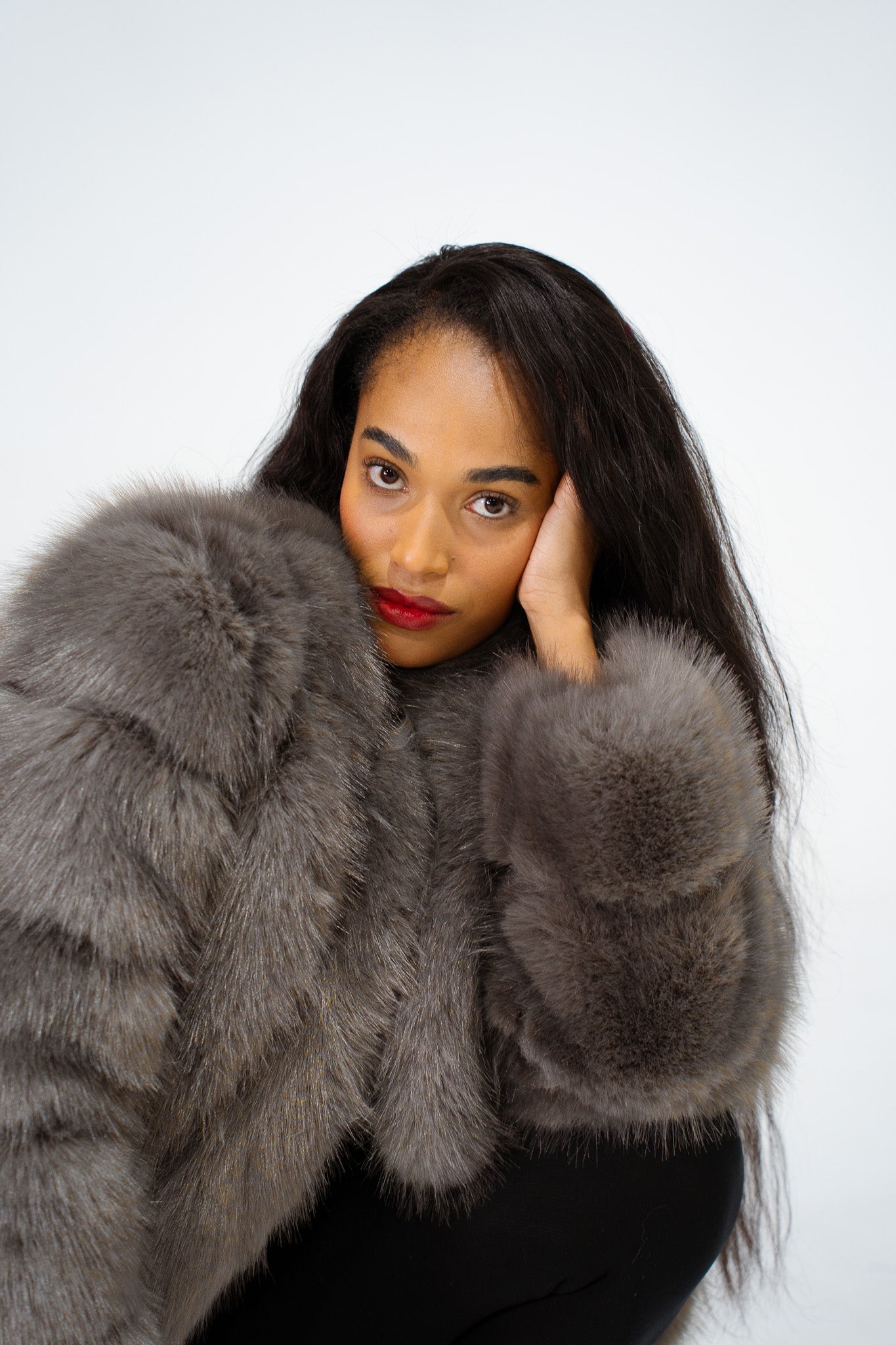 Veste Fausse Fourrure Gris – Élégance Intemporelle & Douceur Absolue