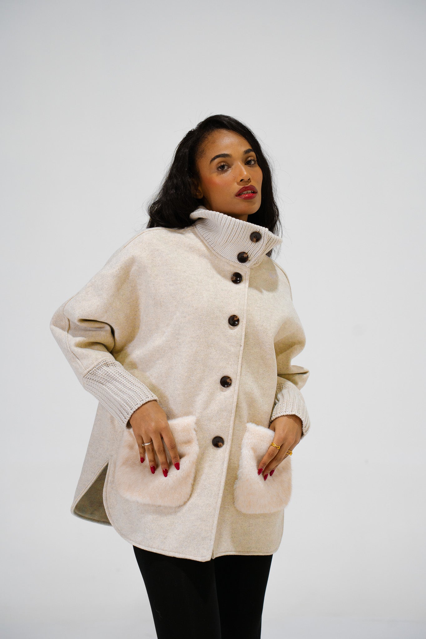 Veste Crème Col Montant – Collection Élégance Intemporelle