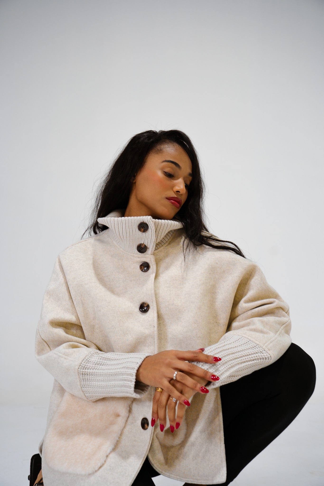 Veste Crème Col Montant – Collection Élégance Intemporelle