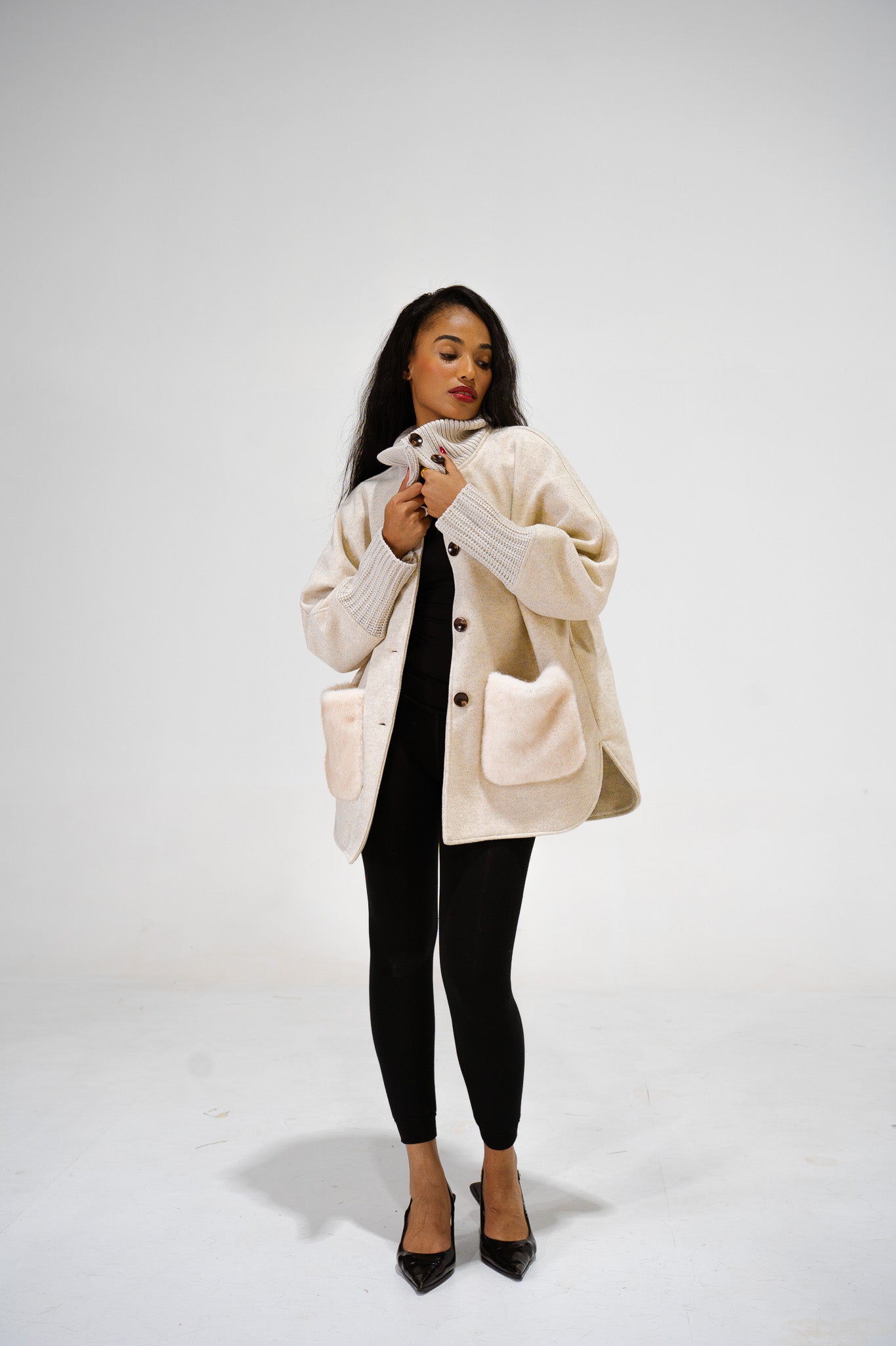 Veste Crème Col Montant – Collection Élégance Intemporelle